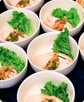 写真：蒸し鶏の香味ソースがけ