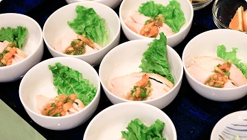 写真：蒸し鶏の香味ソースがけ
