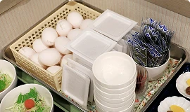 写真：ご飯のお供（納豆・卵・海苔）