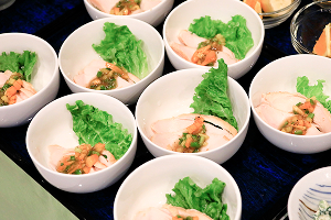 写真：蒸し鶏の香味ソースがけ